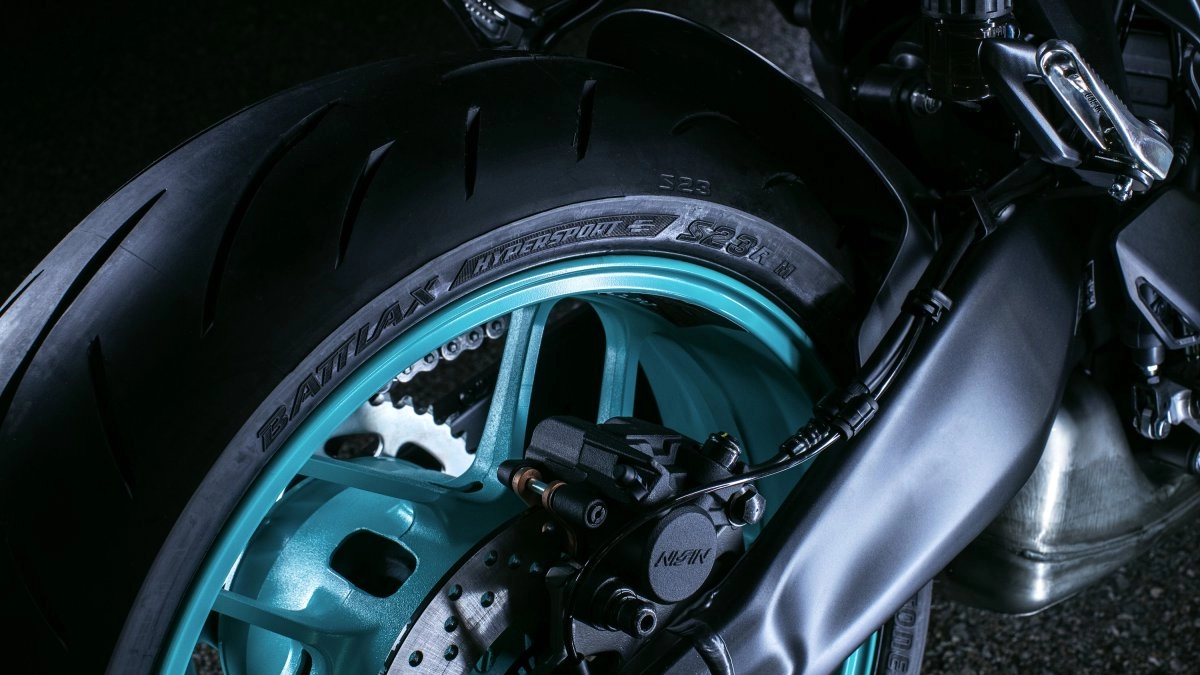 assets/images/motorcycles/models/mt-09-2025/9.jpg