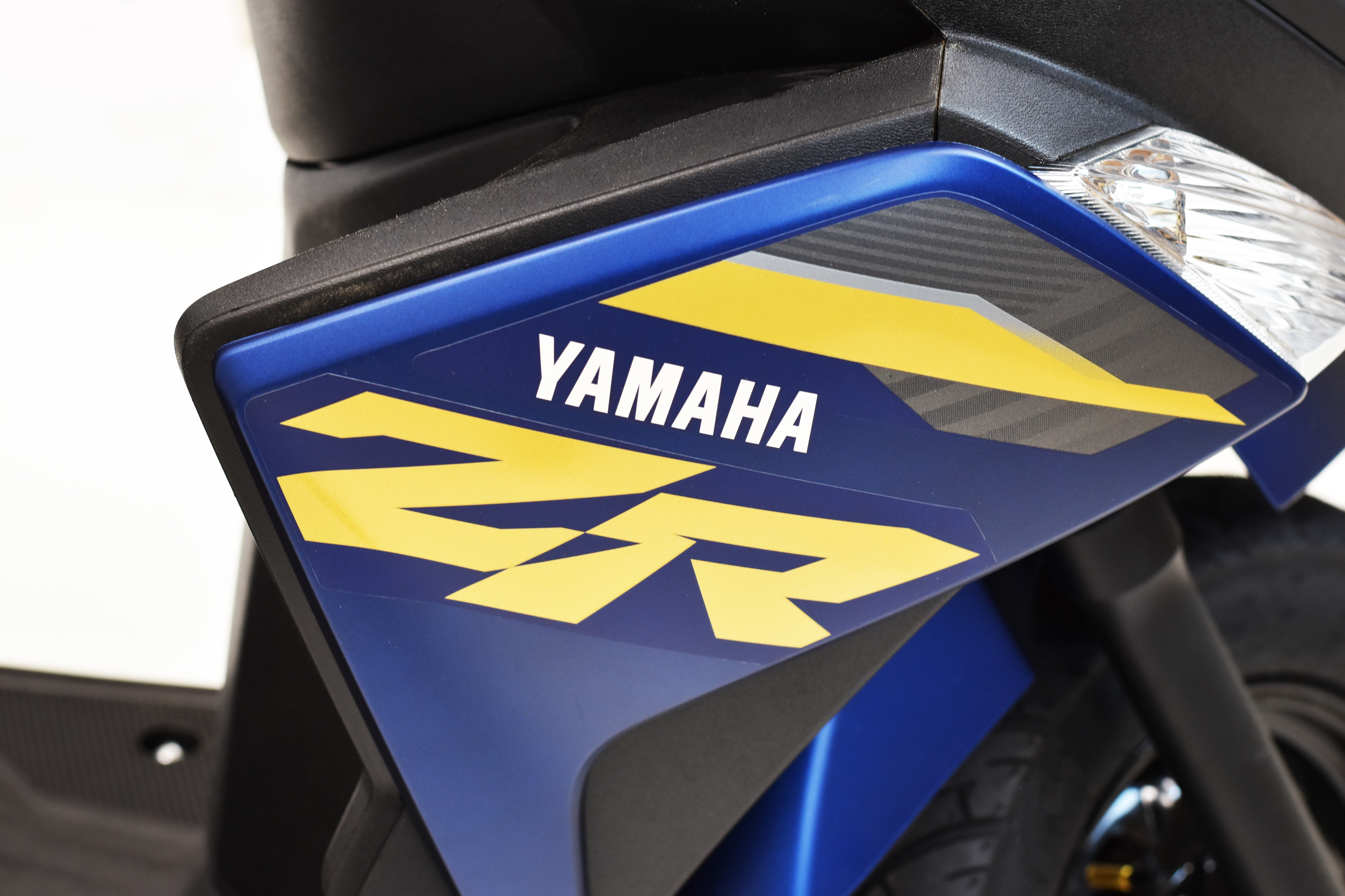 assets/images/motorcycles/models/ray-zr-2025/5.jpg