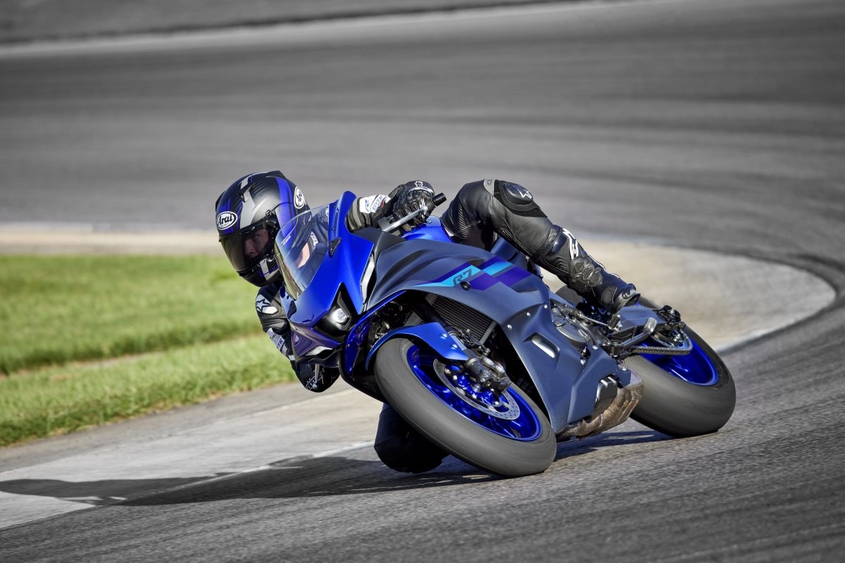 assets/images/motorcycles/models/yzf-r7-2024/4.jpg