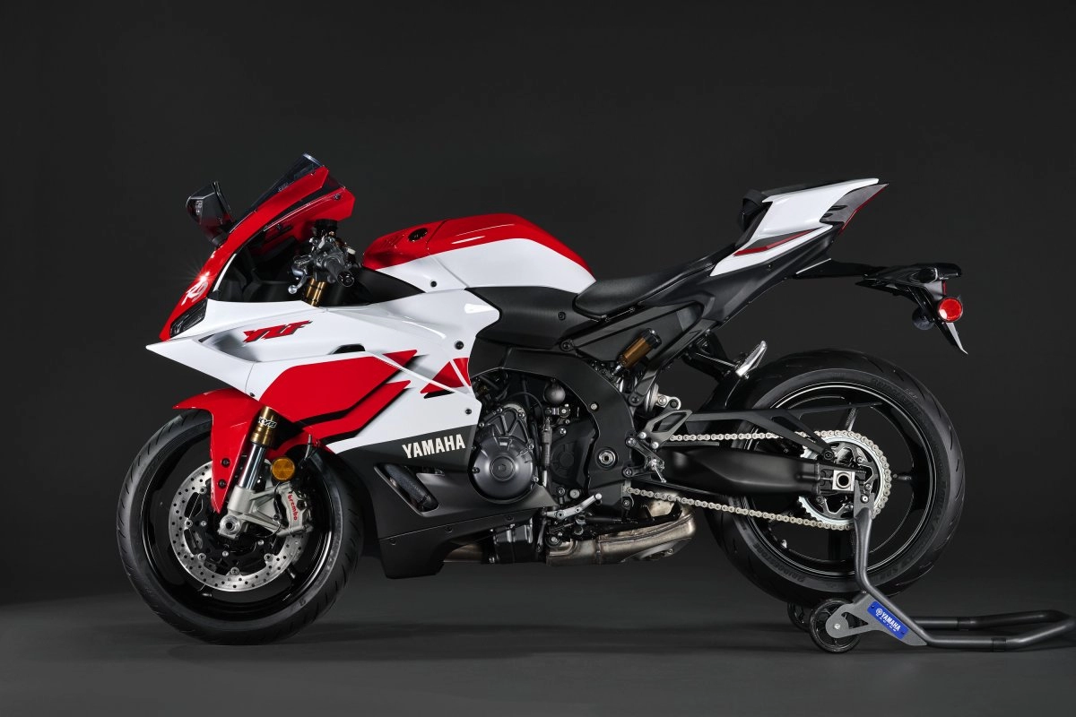 assets/images/motorcycles/models/yzf-r9-2026/c6d0a748-4bb1-499d-b956-bdf94212430e.png