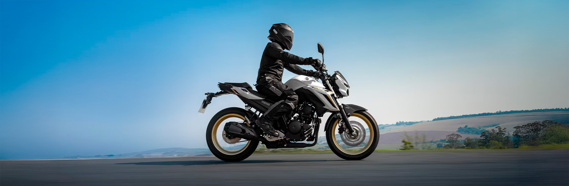 assets/images/motorcycles/headers/fz25-abs-connected-2026.jpg