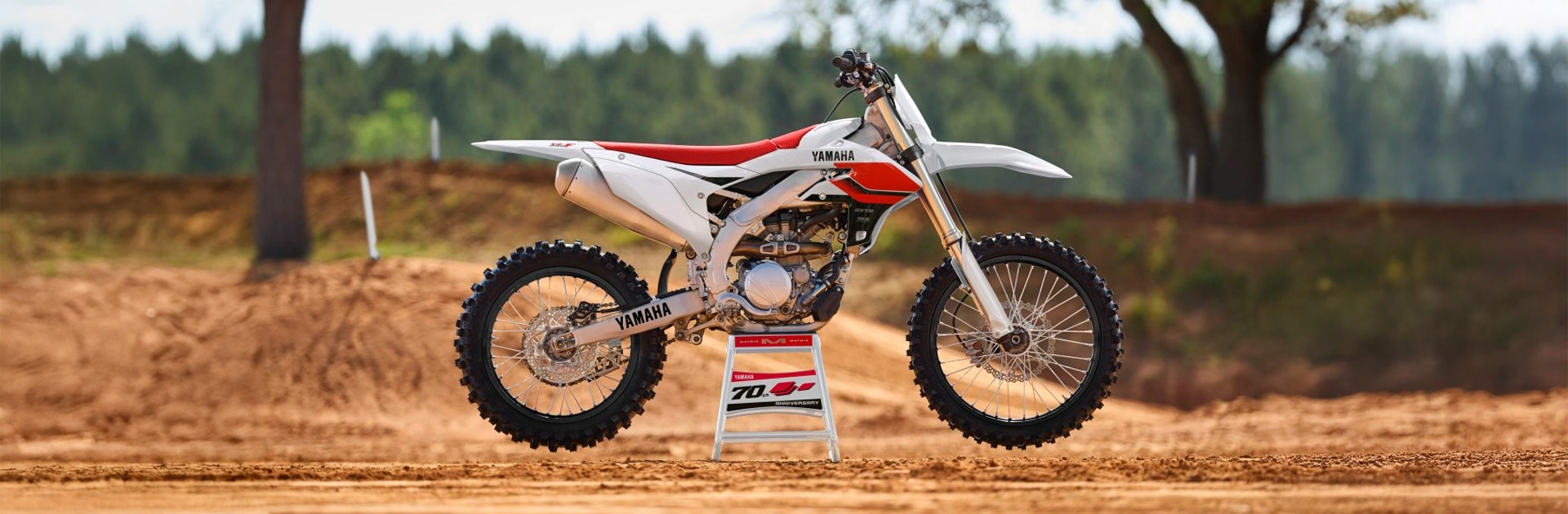 assets/images/motorcycles/headers/yz-250-f-2026.jpg