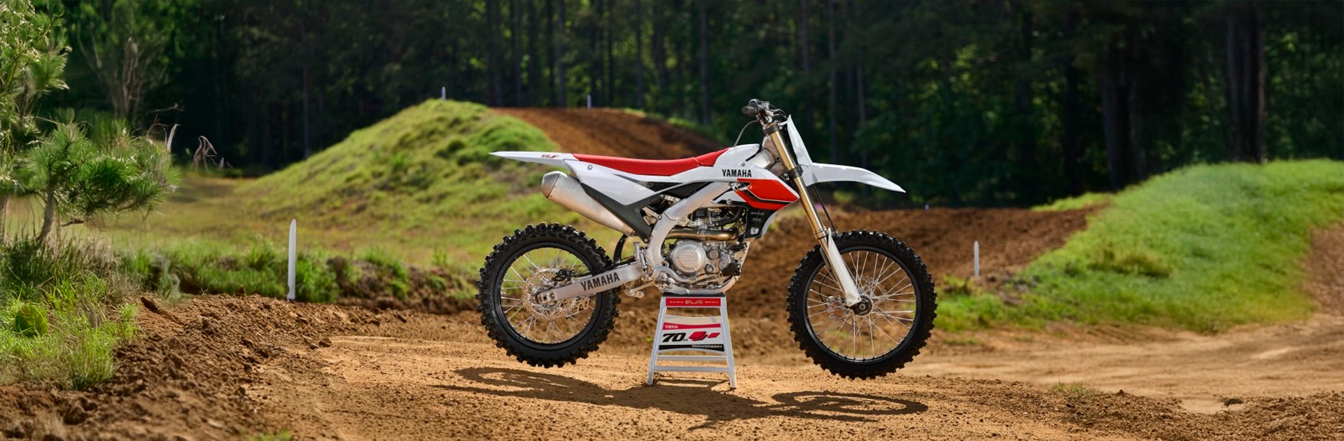 assets/images/motorcycles/headers/yz-450-f-70-aniversario-2026.jpg