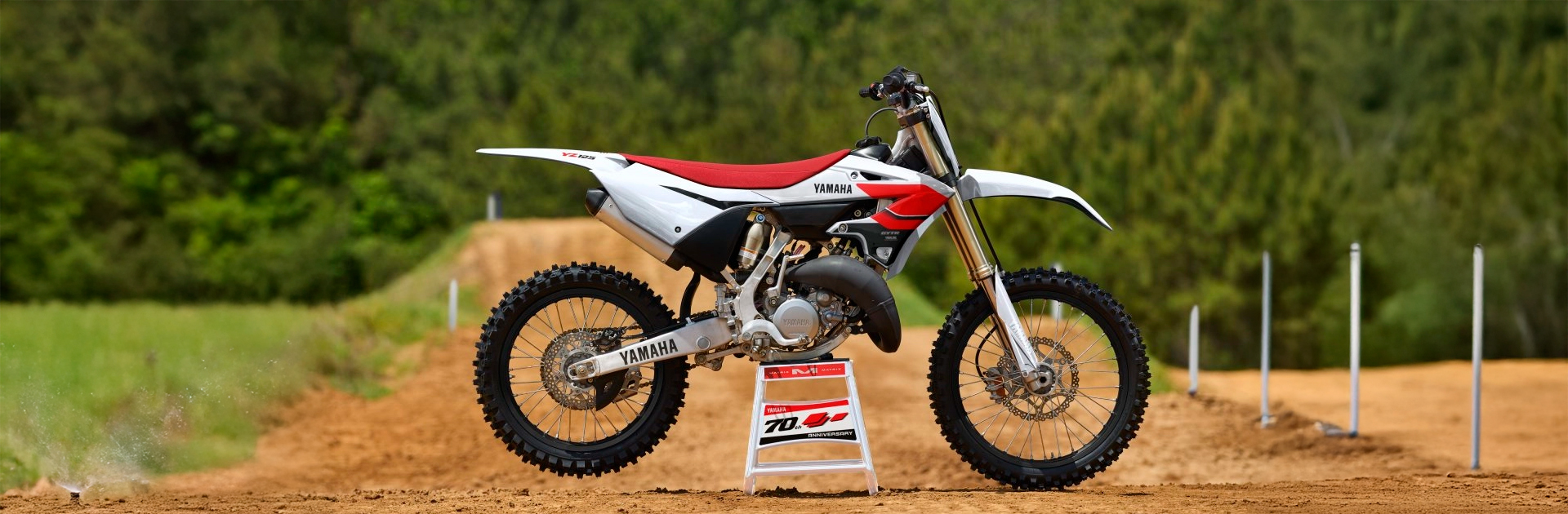 assets/images/motorcycles/headers/yzf-125-2026.jpg
