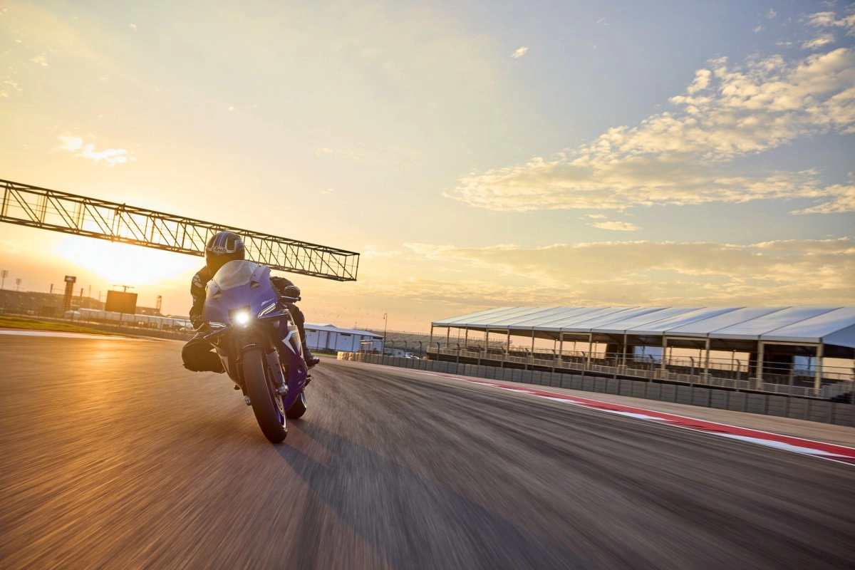assets/images/motorcycles/models/yzf-r9-2025/156a943a-6eaa-4142-8153-201f926cfa25.png